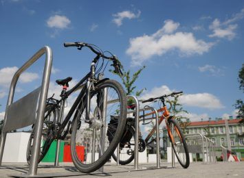 PKP stawia więcej stojaków rowerowych przy dworcach i stacjach w regionie