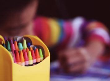 O przyjaźni i tolerancji farbami i kredkami - plastyczne zaproszenie dla przedszkolaków od MOPSu
