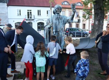 Nowa rzeźba Jerzego Kędziory została odsłonięta na Starym Rynku. Musisz ją zobaczyć