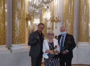 Trójka artystów-pedagogów z Plastyka z medalami Gloria Artis