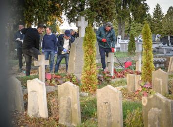 Wspólnie dla Częstochowy uporządkowali groby żołnierzy na Kulach