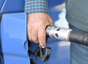 Ceny poszybowały - czy stać nas jeszcze na paliwo? Kierowcy mają wybór: auto albo autobus