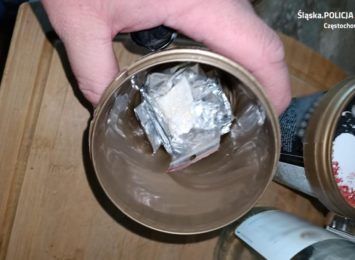 Kolejny diler zatrzymany. 51 latek narkotyki ukrywał w pojemniku po lodach