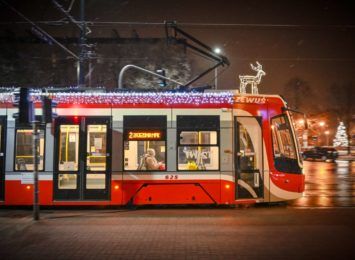 Świąteczny tramwaj już na torach. Będzie kursował z ozdobami do lutego