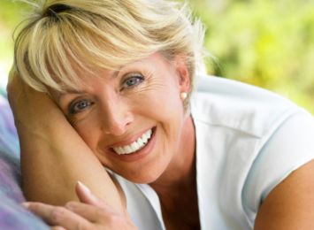 Po jaki krem do twarzy sięgnąć w czasie menopauzy? [materiał partnera]