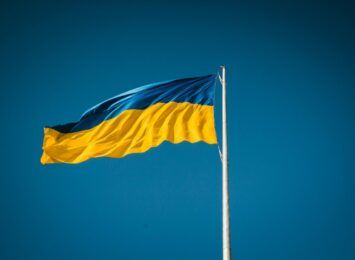 Pomagajmy Ukraińcom przez duże, dobrze zorganizowane organizacje pomocowe