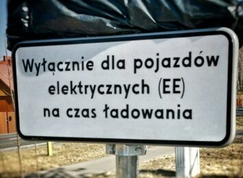 Jeździsz "elektrykiem"? W Jurajskim Olsztynie zamontowano pierwszą stację ładowania takich pojazdów
