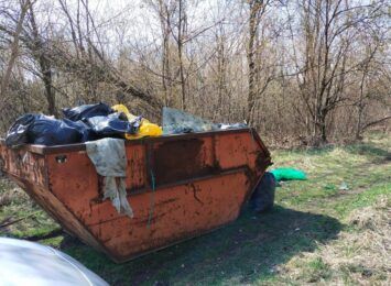 Kontenery zebranych śmieci z dzikiego wysypiska w Blachowni