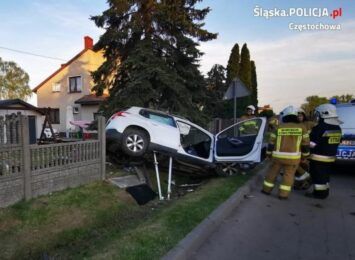 Kompletnie pijany kierowca staranował ogrodzenie przy Tatrzańskiej. Miał 3,5 promila [WIDEO]