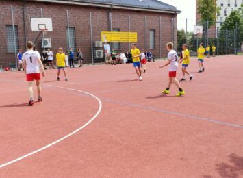 Piłkarze z częstochowskich szkół na boiskach uczcili 102. rocznicę urodzin papieża Jana Pawła II