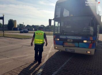 Policjanci kontrolują autobusy przewożące dzieci na letni wypoczynek. Po miesiącu działań są już pierwsze wnioski