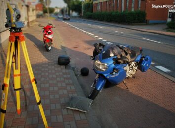 Groźnie wyglądający wypadek w Kłobucku: Zderzenie motorowerzysty i motocyklisty. Kierujący motorowerem trafił do szpitala
