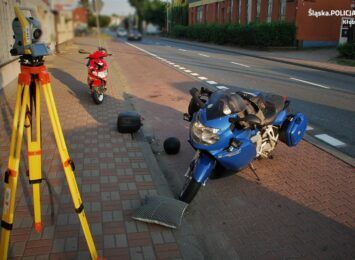 Groźnie wyglądający wypadek w Kłobucku: Zderzenie motorowerzysty i motocyklisty. Kierujący motorowerem trafił do szpitala