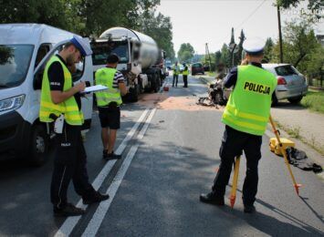 Karambol w Miedźnie: Na ulicy Częstochowskiej zderzyła się ciężarówka, "dostawczak" i 4 samochody osobowe