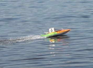 "Te małe łódeczki osiągają zawrotne prędkości". W Konopiskach wystartowały Mistrzostwa Świata modeli pływających FSR EHO pod patronatem RADIA JURA!