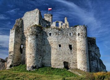 Postępuje odbudowa ruin zamku w Mirowie. Jest szansa, że uda się w 3 lata