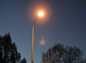 Nowoczesne oświetlenie przy kolejnych ulicach. W Rędzinach wymieniają uliczne lampy