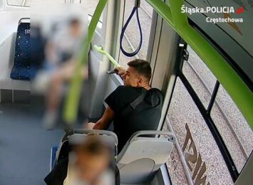 Szarpanina w tramwaju. Policja szuka świadków i publikuje rysopis agresywnego pasażera [FOTO][WIDEO]