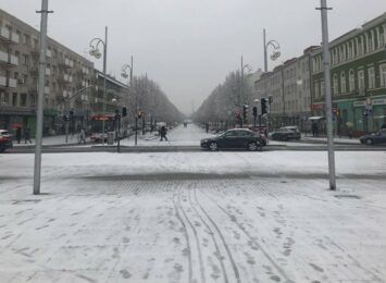 Pługopiaskarki kursują po częstochowskich ulicach od 6:00 rano. Intensywne opady śniegu do końca dnia