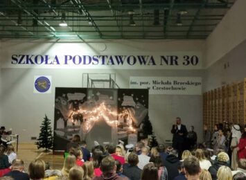 Bożonarodzeniowy nastrój czuć już w Szkole Podstawowej nr 30 w Kiedrzynie. Wzięliśmy udział w szkolnym Festynie Świątecznym [FOTO][WIDEO]