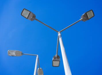Samorządy przyspieszają wymianę lamp ulicznych na lampy LED-owe. To duża oszczędności zużycia prądu