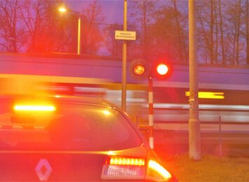Groźna sytuacja na przejeździe w Kłobucku: Auto utknęło na torach