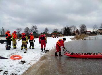 Strażacy ćwiczyli znów tej zimy przygotowanie ratownictwa na lodzie