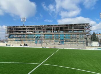 Modernizacja stadionu Skry: Nowa nawierzchnia gotowa. Jest szansa, że piłka wróci tu od marca