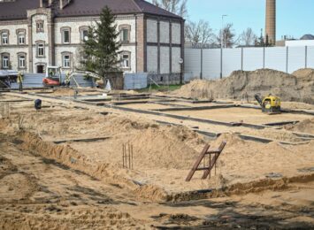 Przy Bardowskiego powoli wyłaniają się fundamenty nowego bloku komunalnego