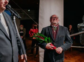 Jerzy Kędziora nagrodzony za zasługi dla kultury, a jego rzeźby tym razem pod dachem MGS jeszcze do 8 kwietnia