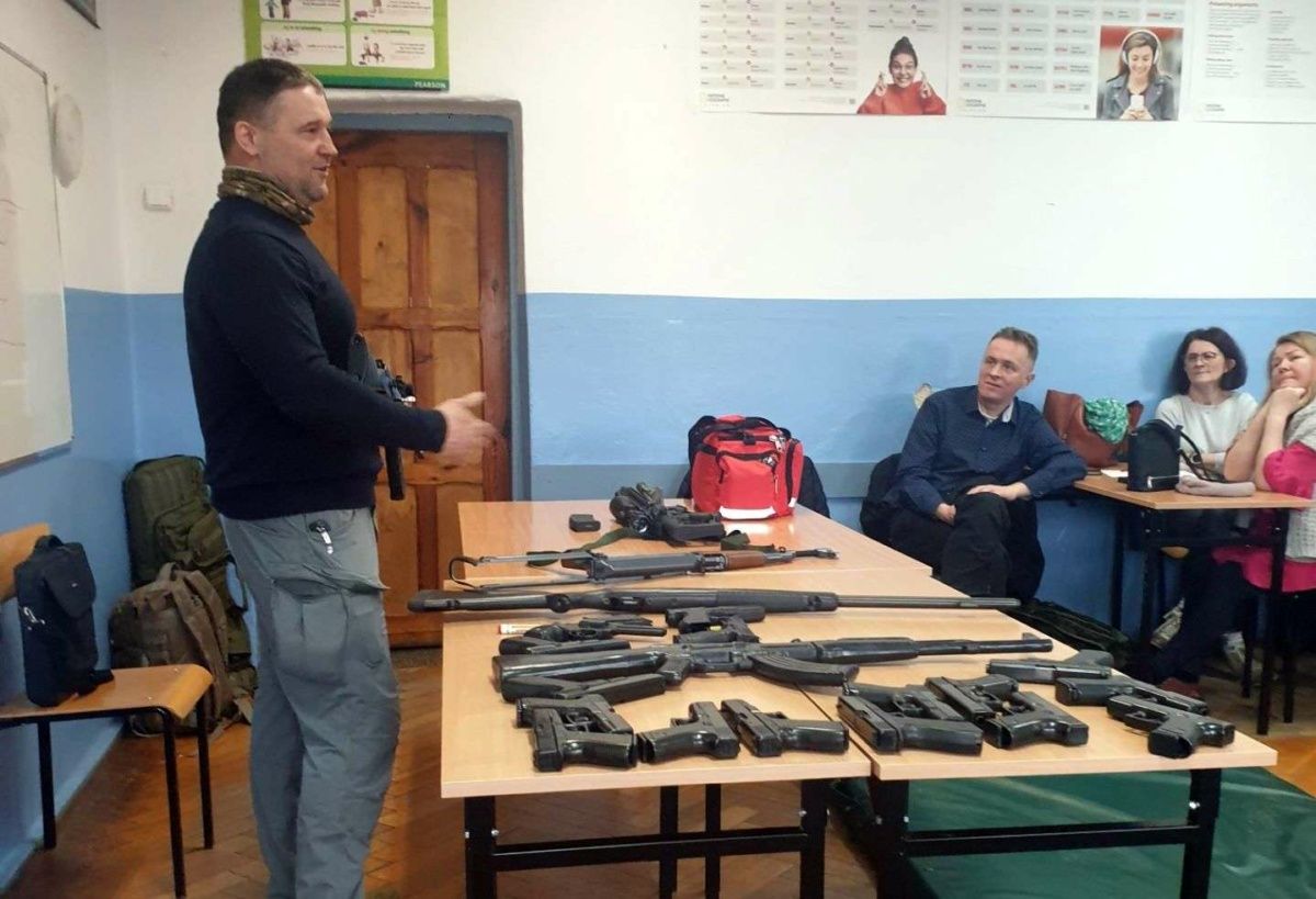 Częstochowscy nauczyciele poznali tajniki posługiwania się bronią