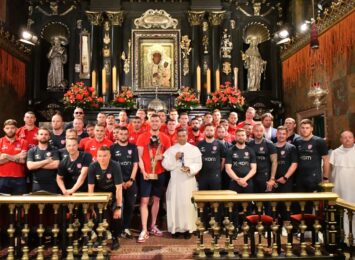 Piłkarze Rakowa ofiarowali Matce Bożej złoty medal Mistrzostw Polski