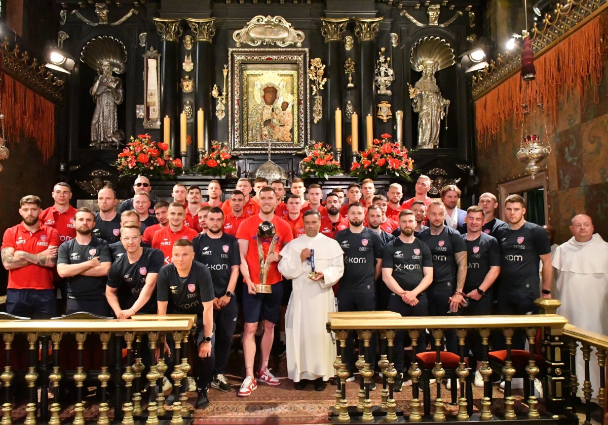 Piłkarze Rakowa ofiarowali Matce Bożej złoty medal Mistrzostw Polski