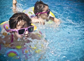 dzieci plywanie lato basen