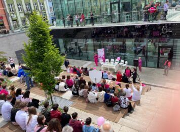 Marsz Różowej Wstążki: O profilaktyce zdrowotnej wśród kobiet bez względu na wiek